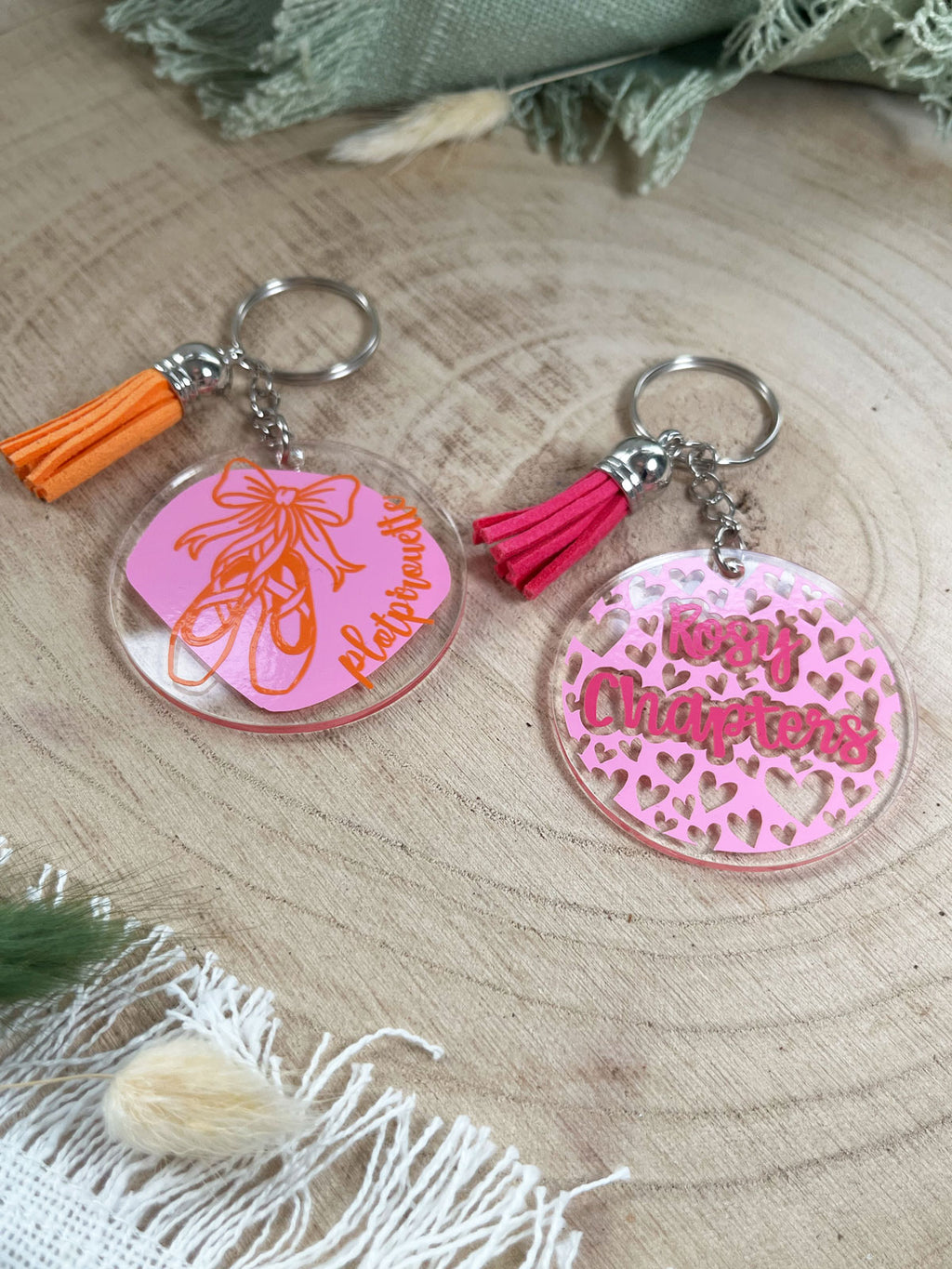 "Rosy Chapters" – Anhänger