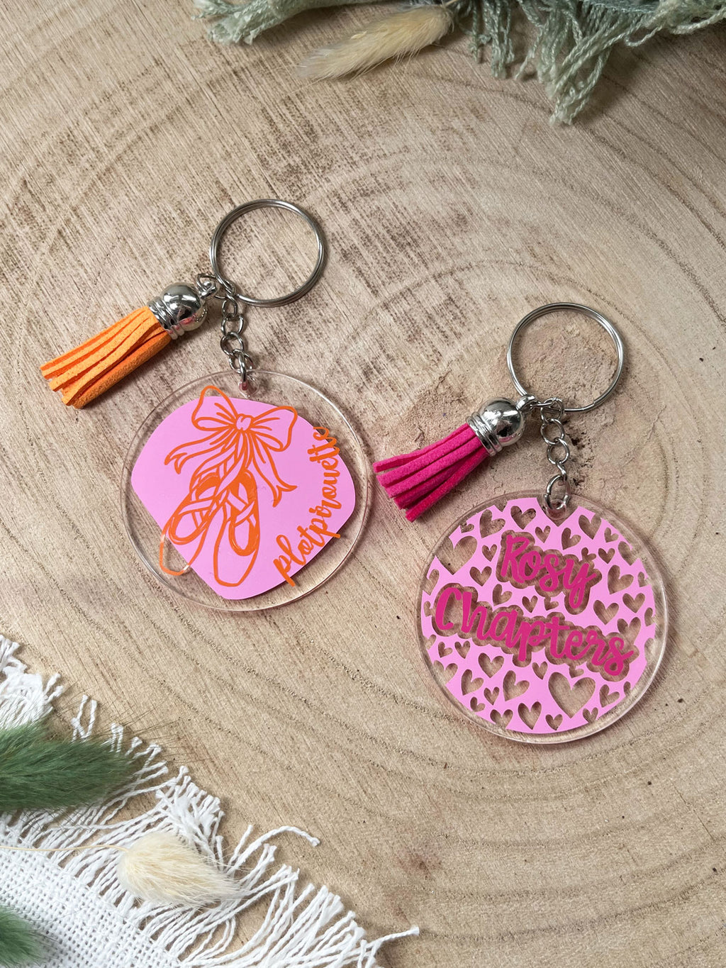 "Rosy Chapters" – Anhänger