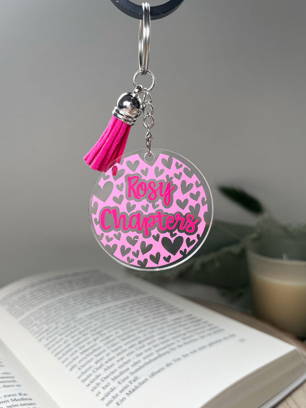 "Rosy Chapters" – Anhänger