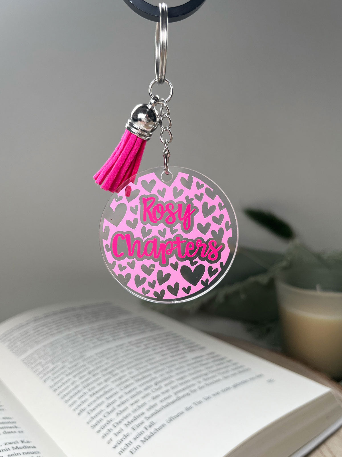 "Rosy Chapters" – Anhänger