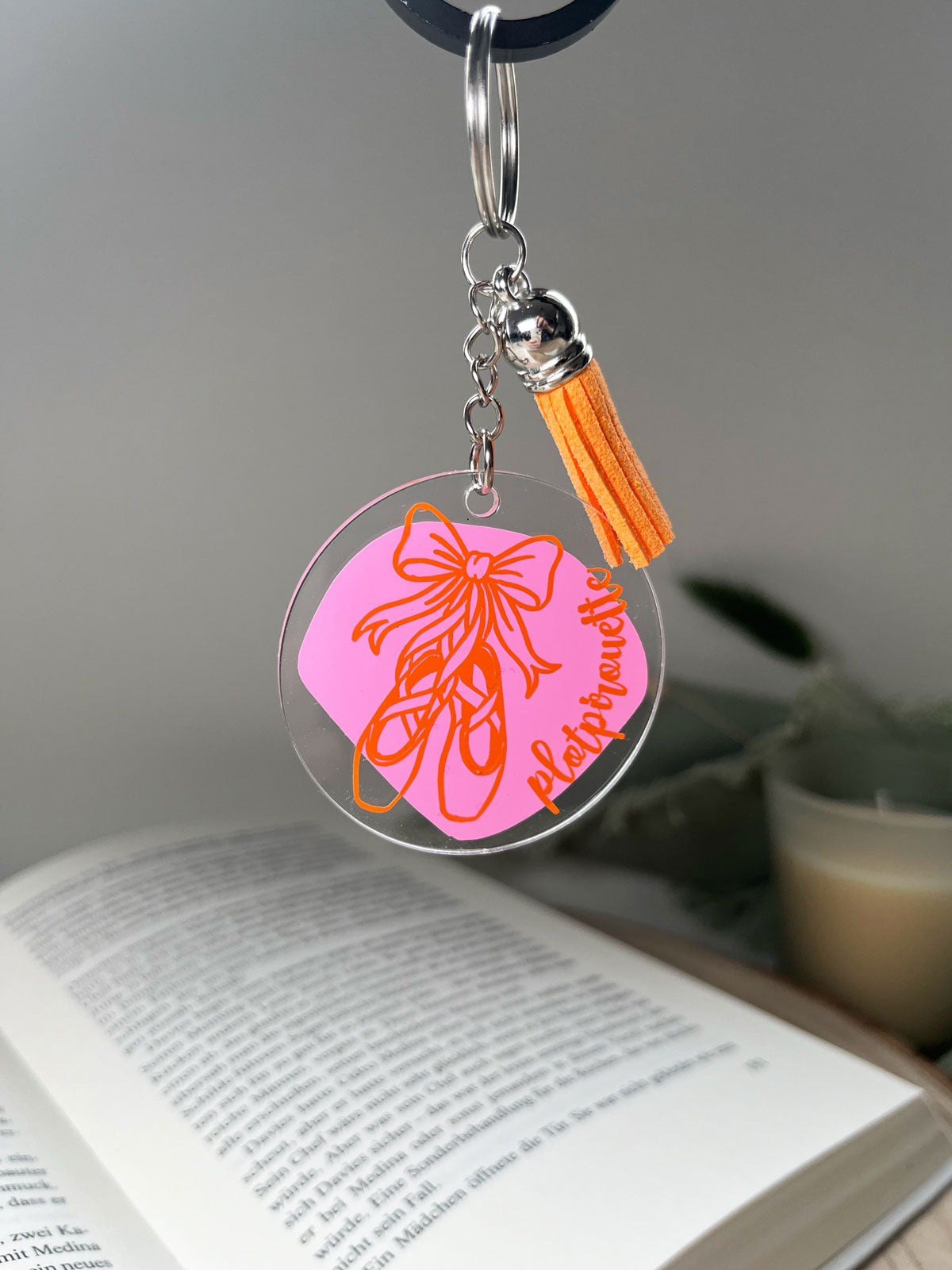 "Rosy Chapters" – Anhänger