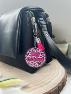 "Rosy Chapters" – Anhänger