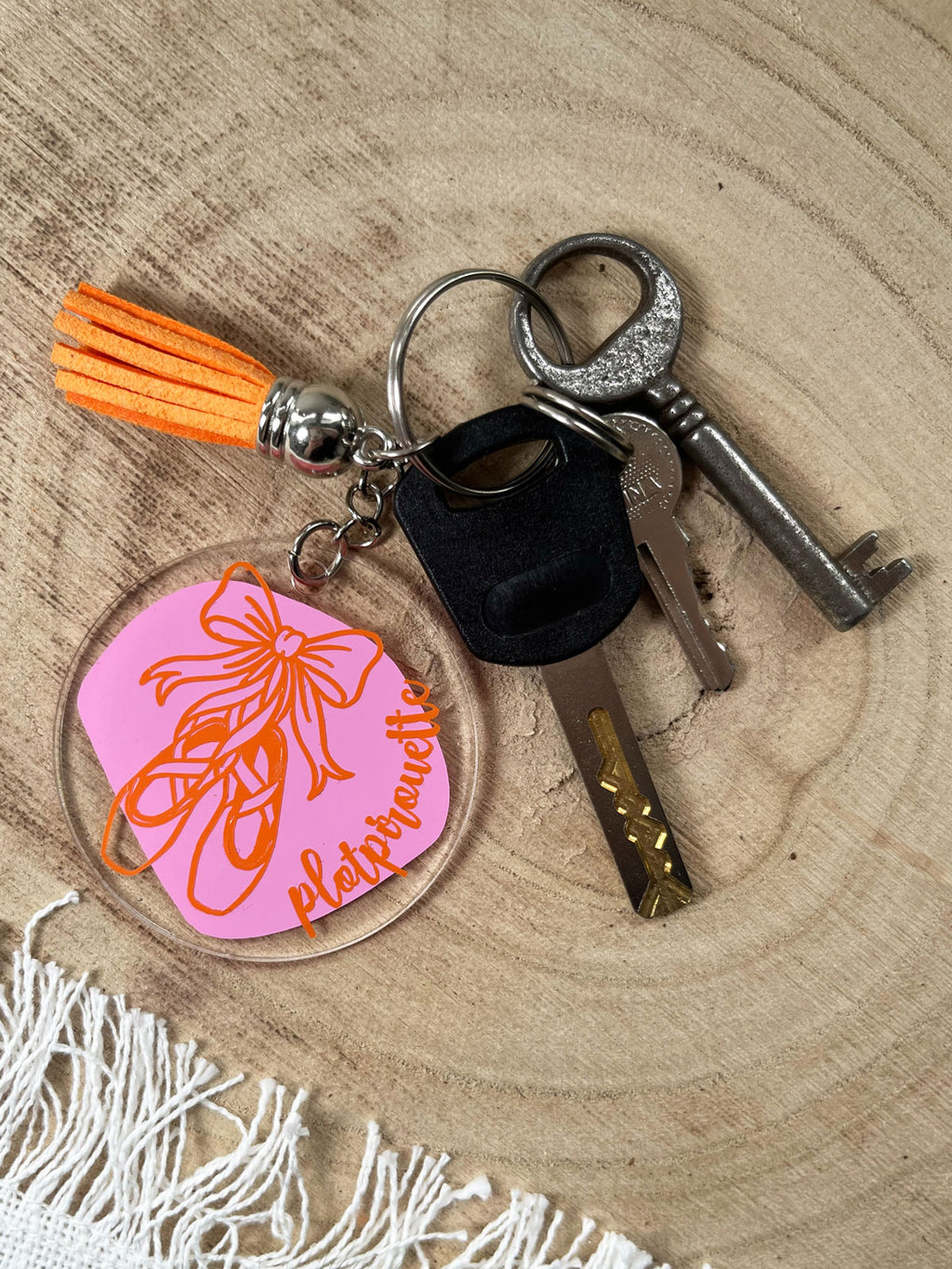 "Rosy Chapters" – Anhänger