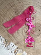 "Rosy Chapters" – Acryl Lesezeichen