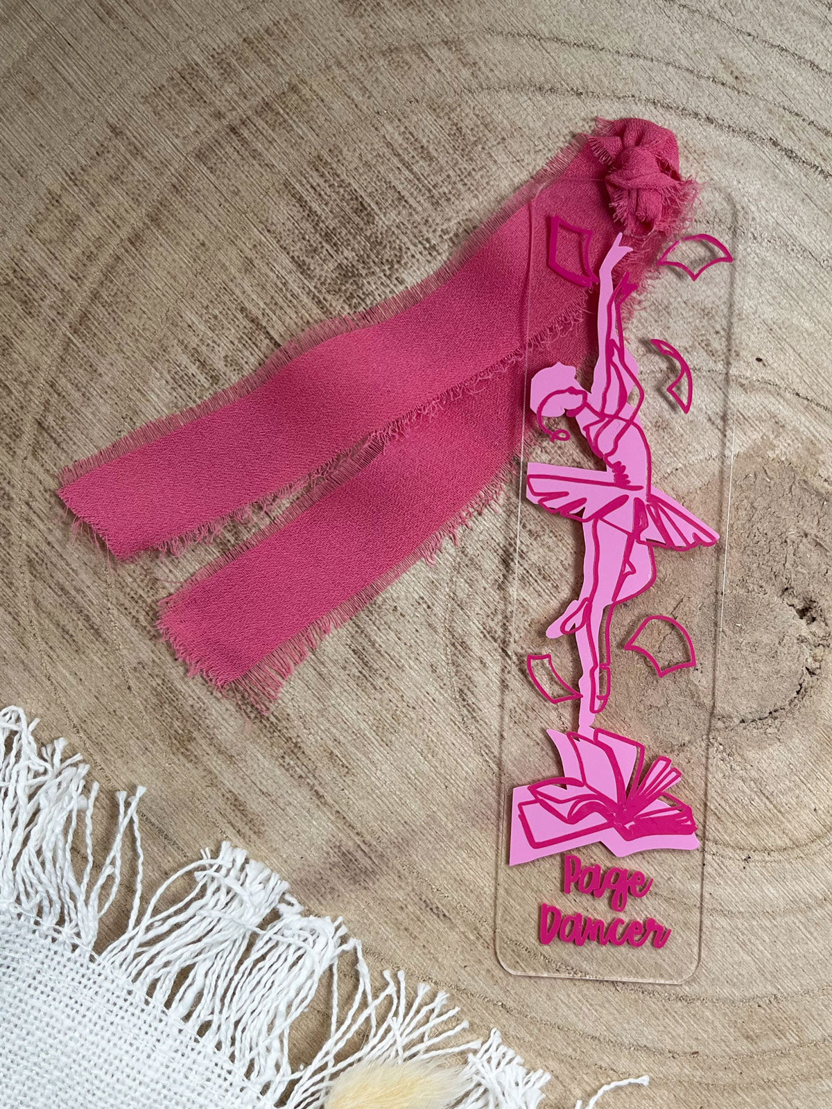 "Rosy Chapters" – Acryl Lesezeichen