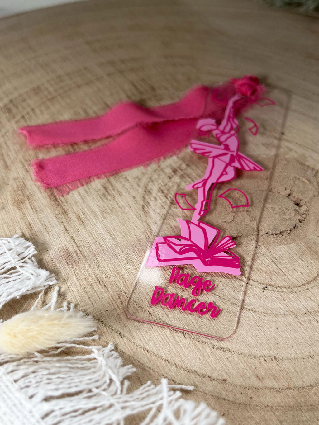 "Rosy Chapters" – Acryl Lesezeichen