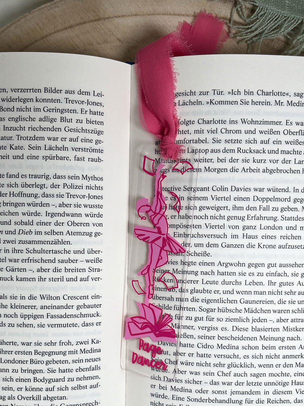 "Rosy Chapters" – Acryl Lesezeichen