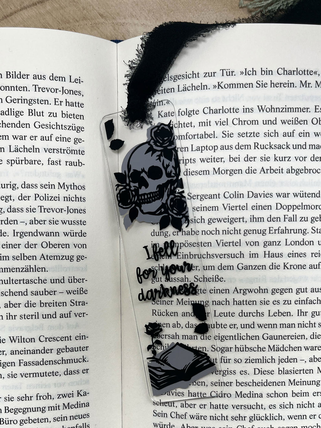 "Dark Whispers" – Acryl Lesezeichen