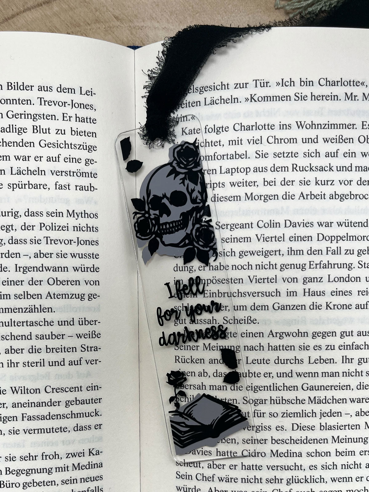 "Dark Whispers" – Acryl Lesezeichen