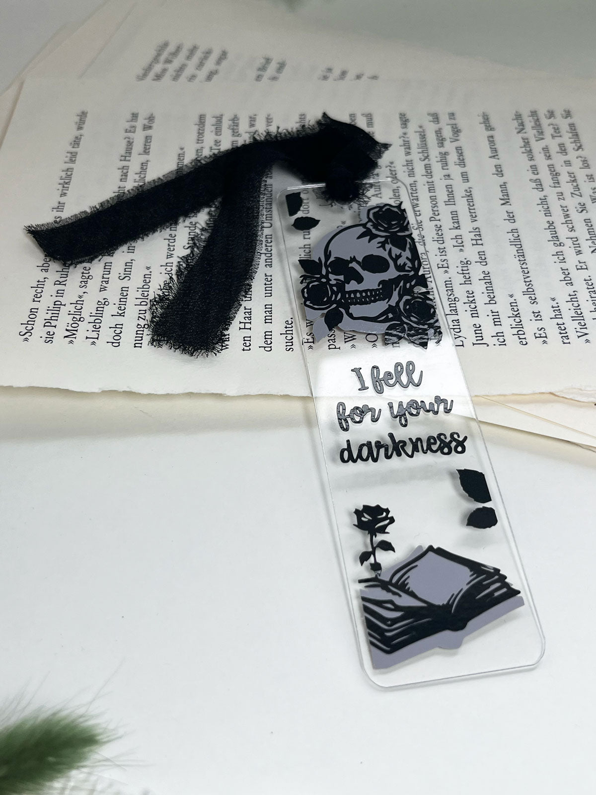 "Dark Whispers" – Acryl Lesezeichen