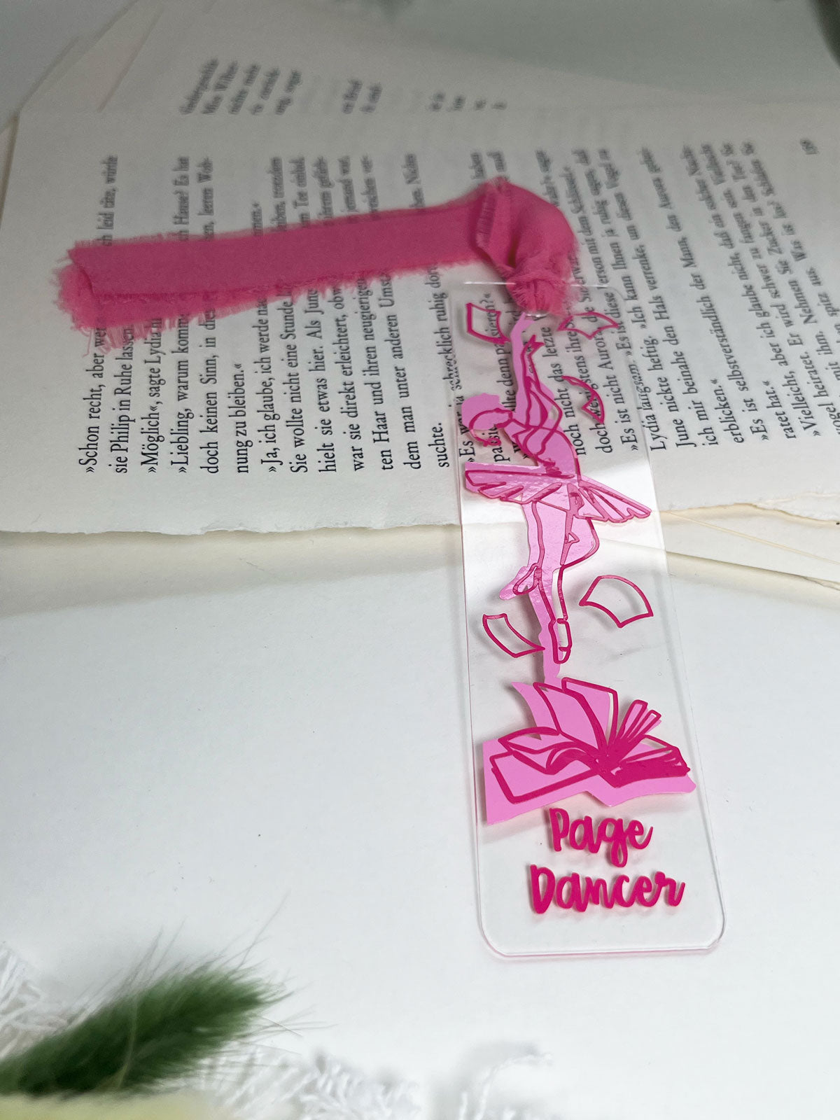 "Rosy Chapters" – Acryl Lesezeichen