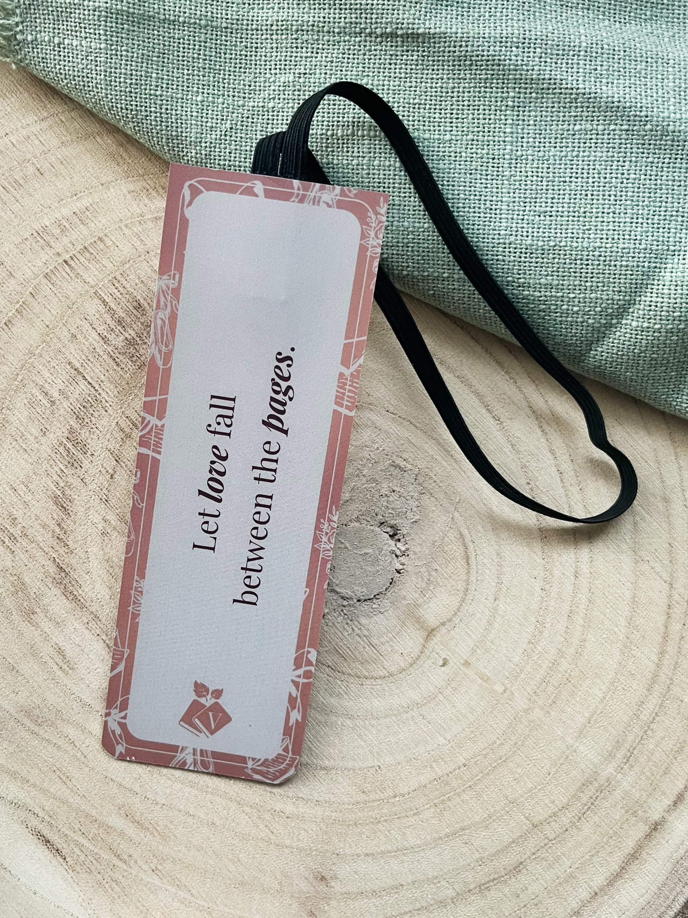 "Rosy Chapters" – Gummiband-Lesezeichen