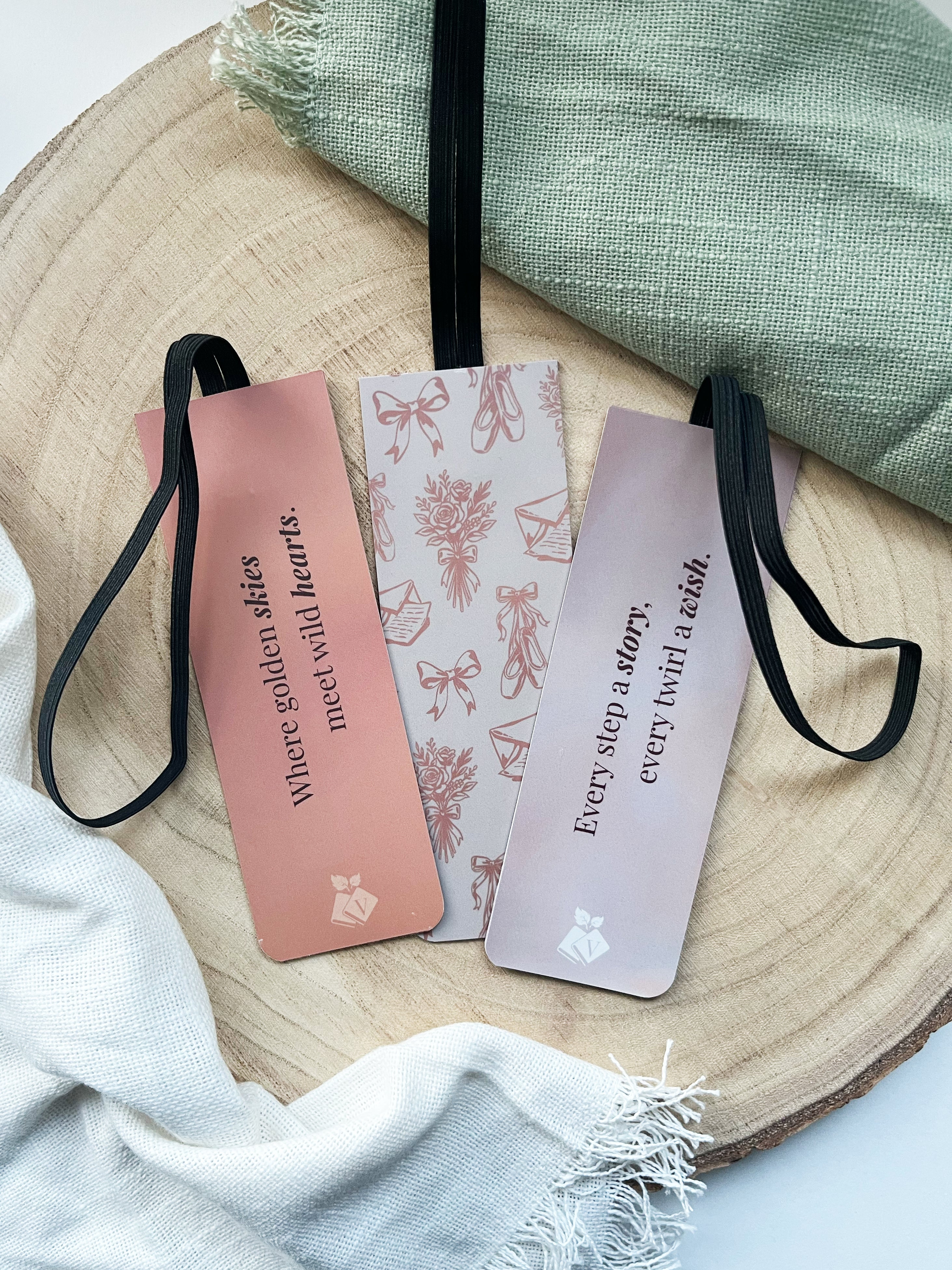 "Rosy Chapters" – Gummiband-Lesezeichen