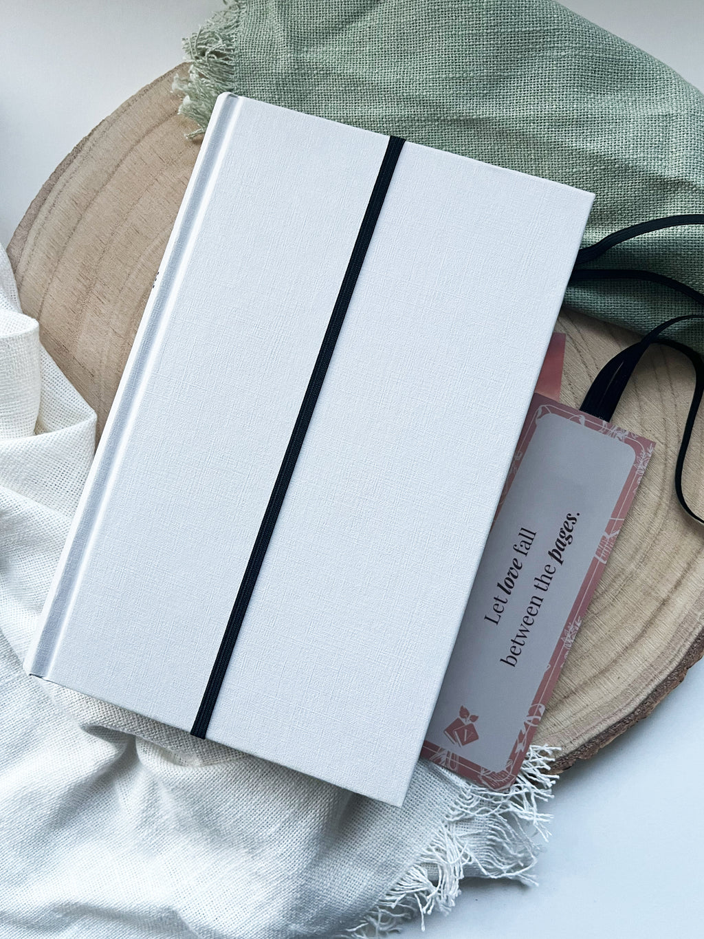 "Rosy Chapters" – Gummiband-Lesezeichen