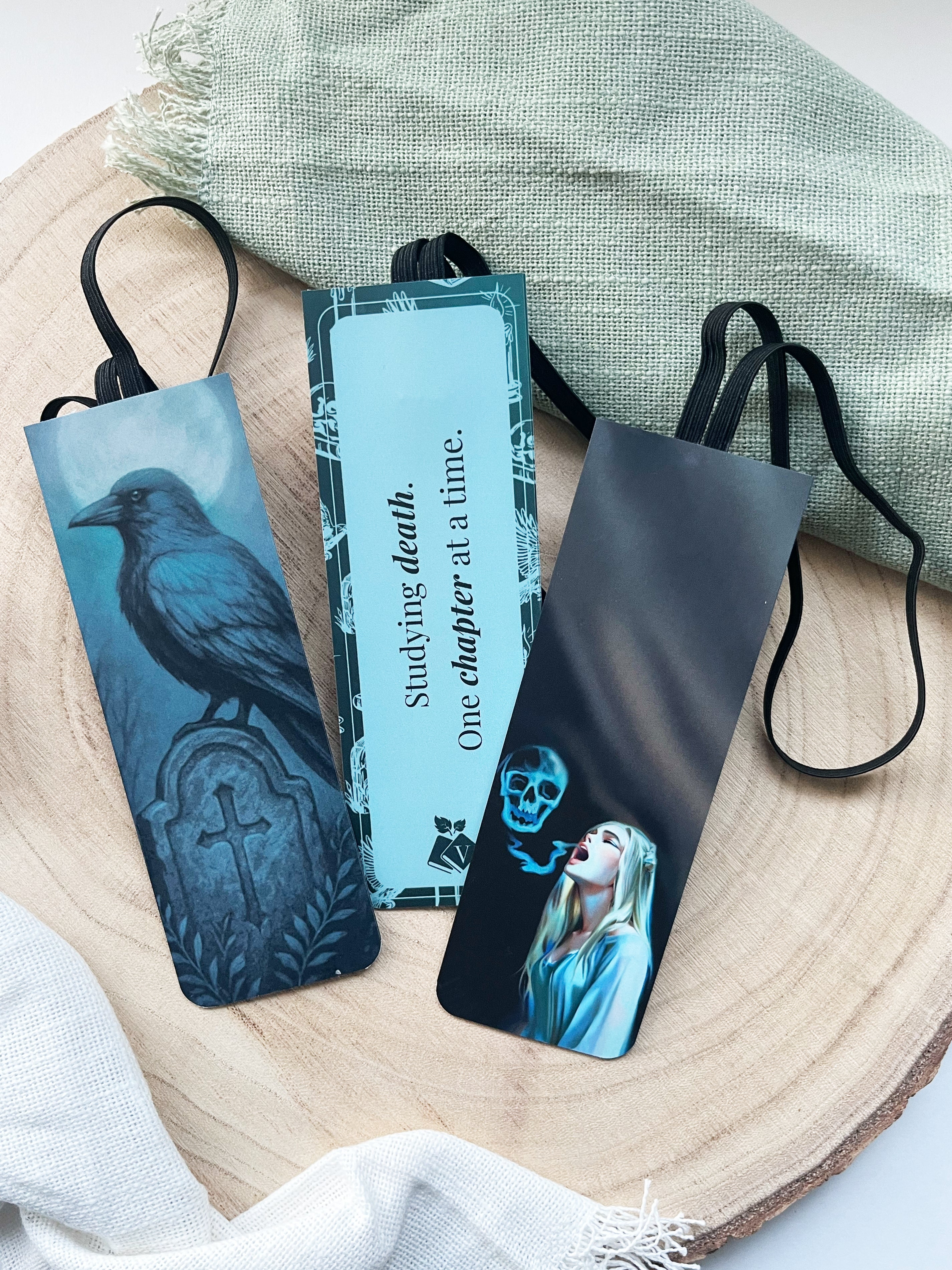 "Dark Whispers" – Gummiband-Lesezeichen