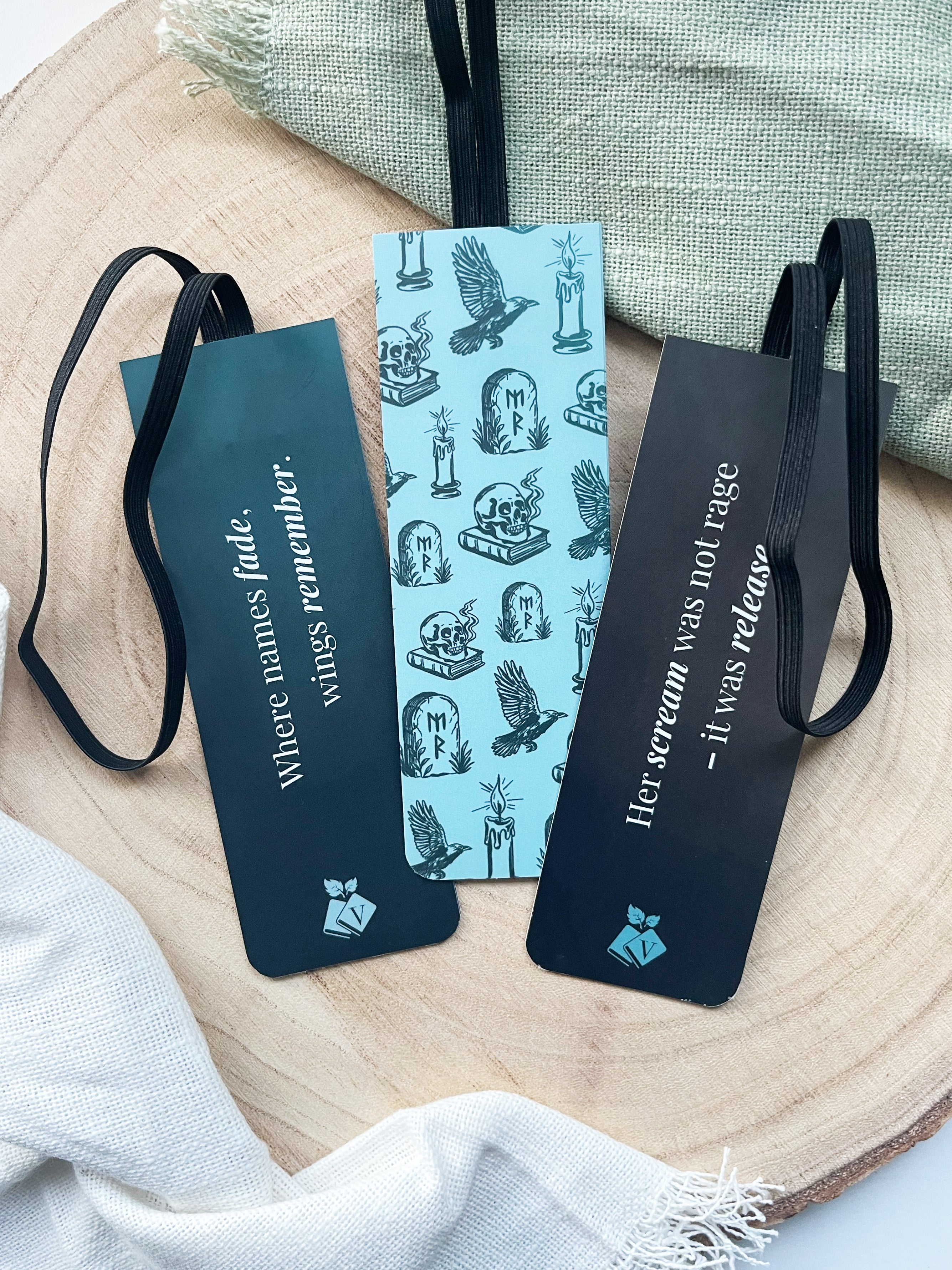 "Dark Whispers" – Gummiband-Lesezeichen