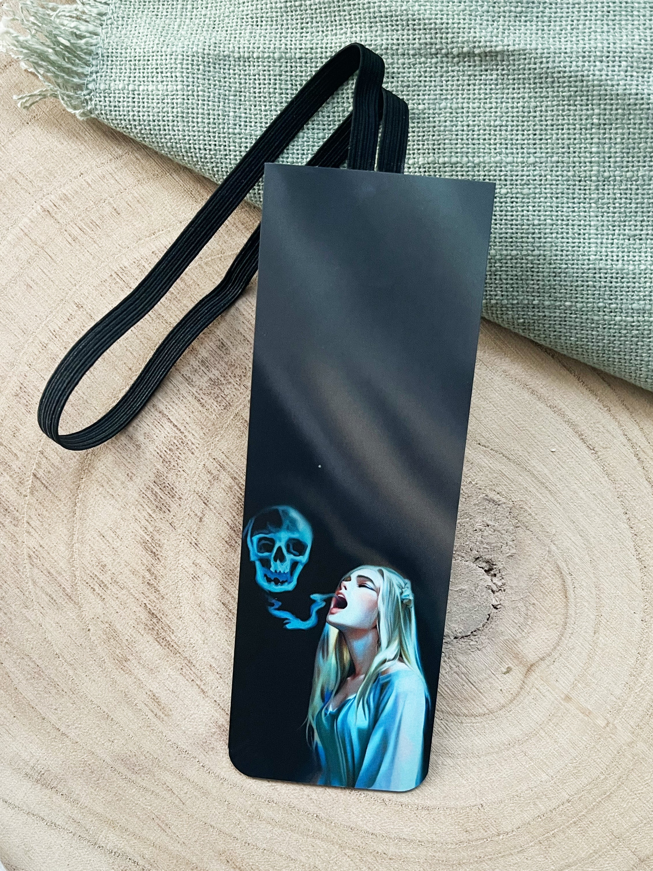 "Dark Whispers" – Gummiband-Lesezeichen