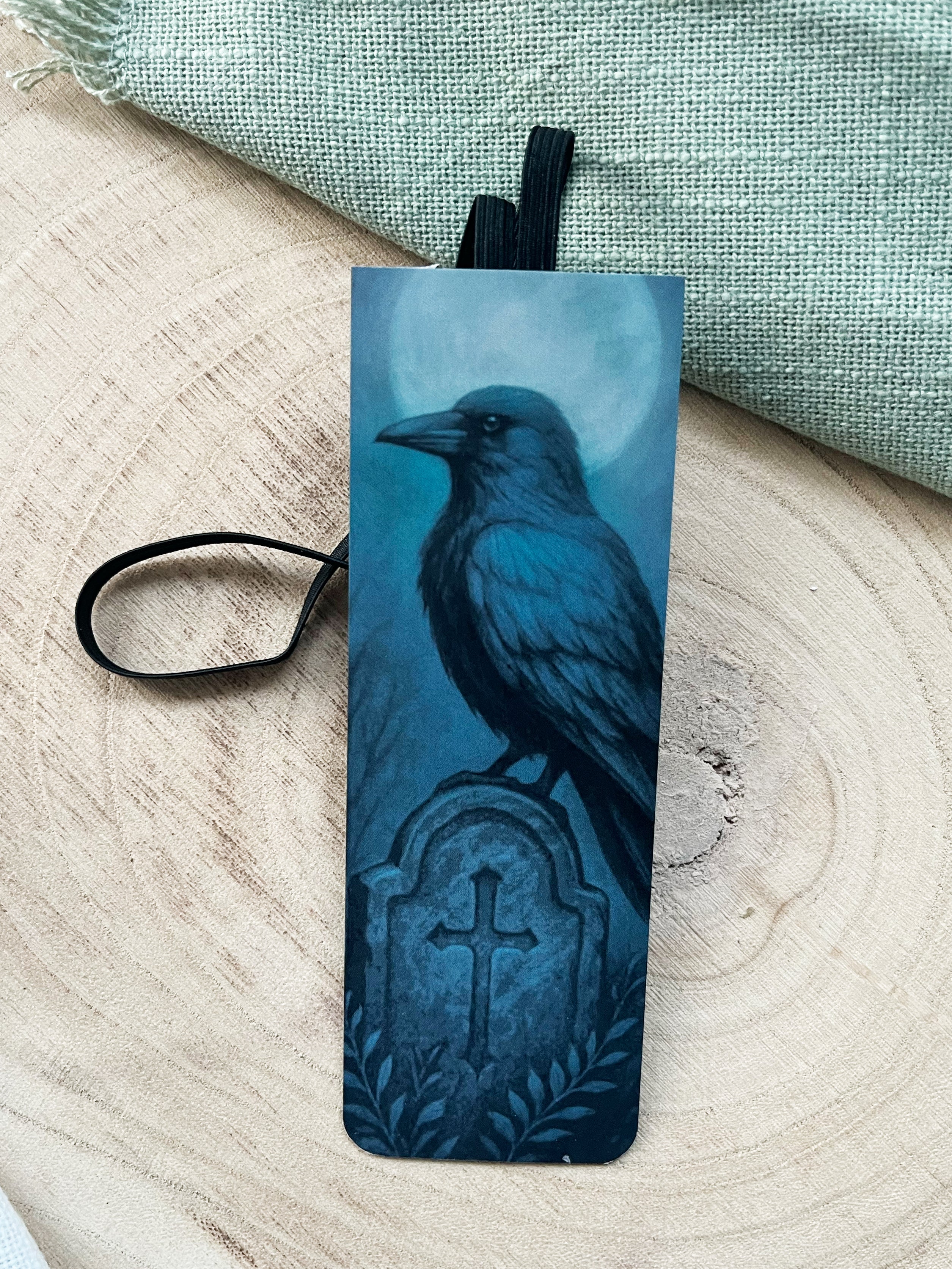 "Dark Whispers" – Gummiband-Lesezeichen