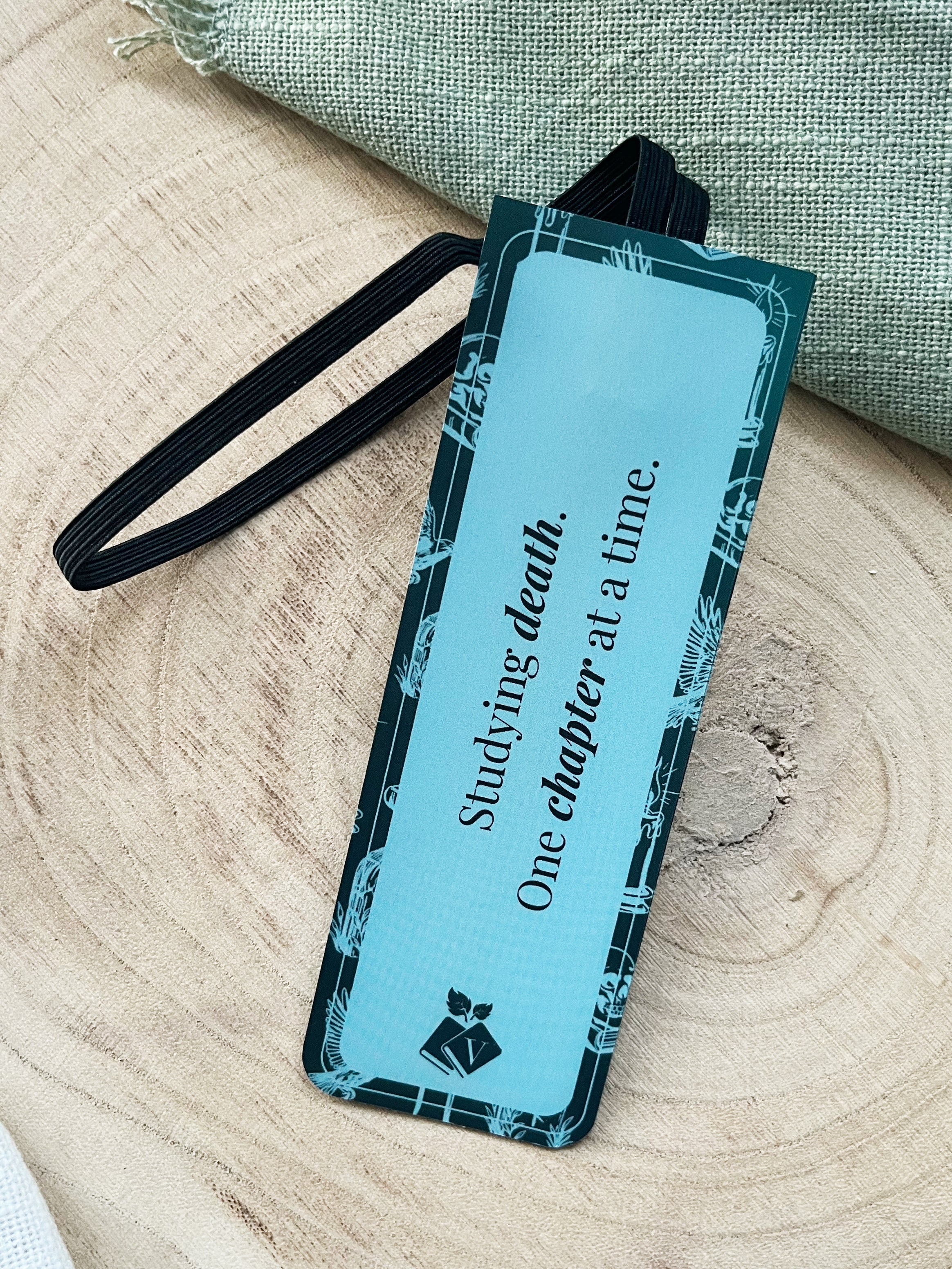 "Dark Whispers" – Gummiband-Lesezeichen