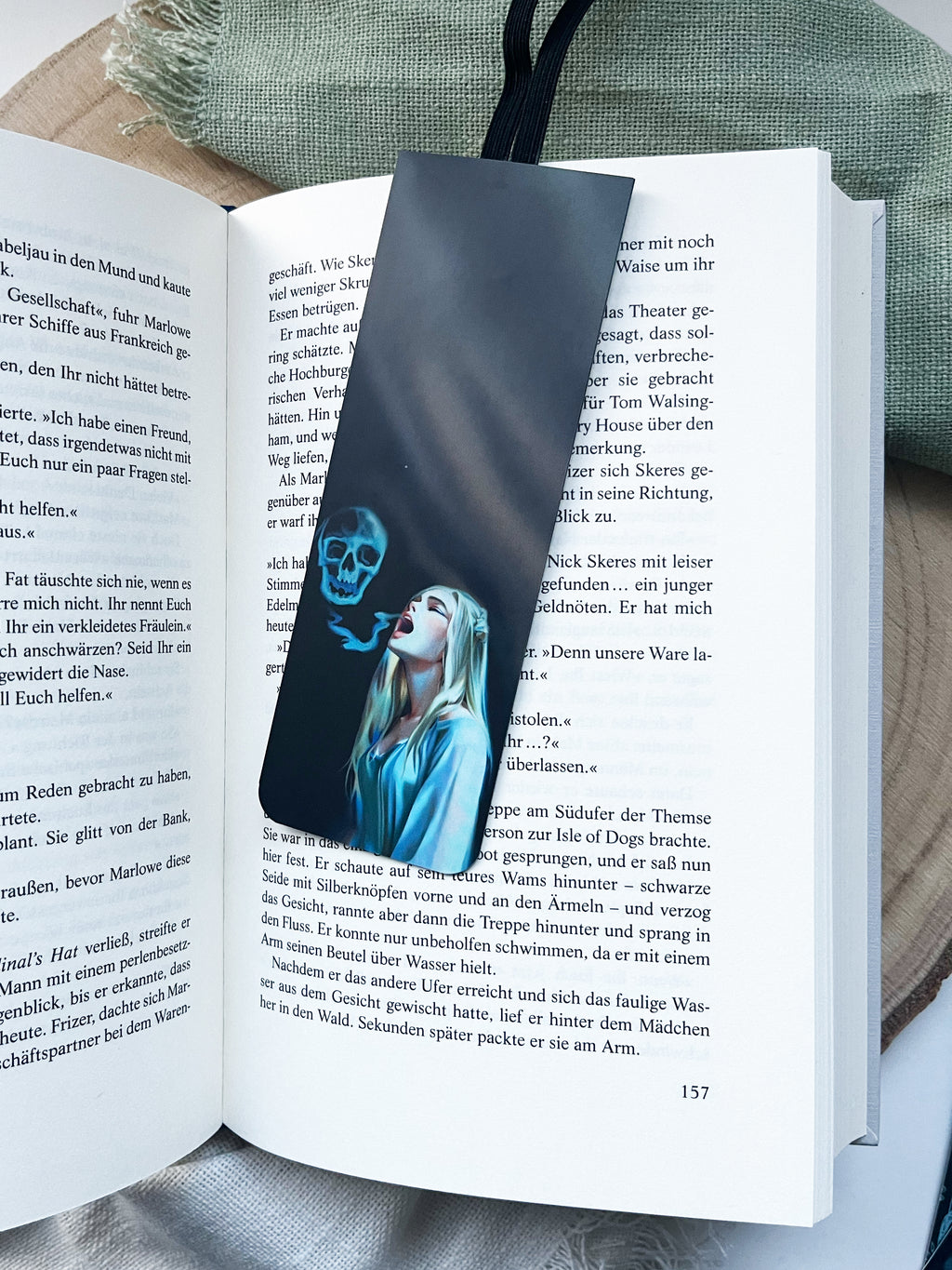 "Dark Whispers" – Gummiband-Lesezeichen