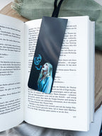 "Dark Whispers" – Gummiband-Lesezeichen