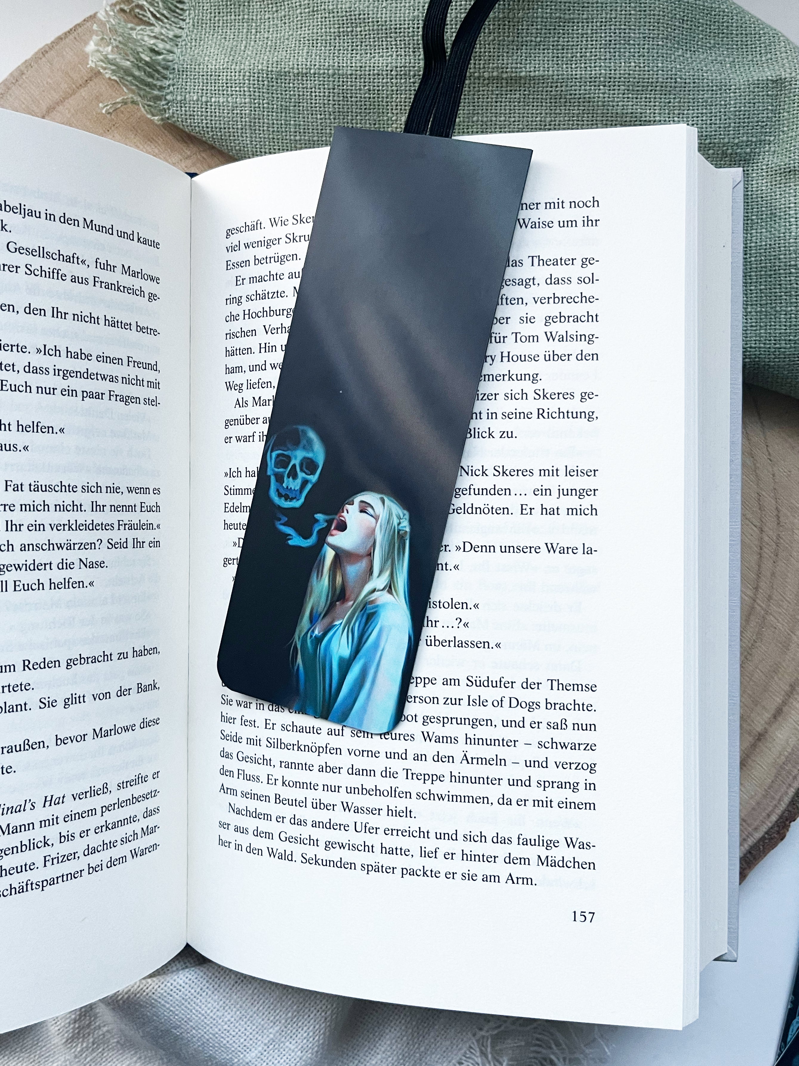 "Dark Whispers" – Gummiband-Lesezeichen