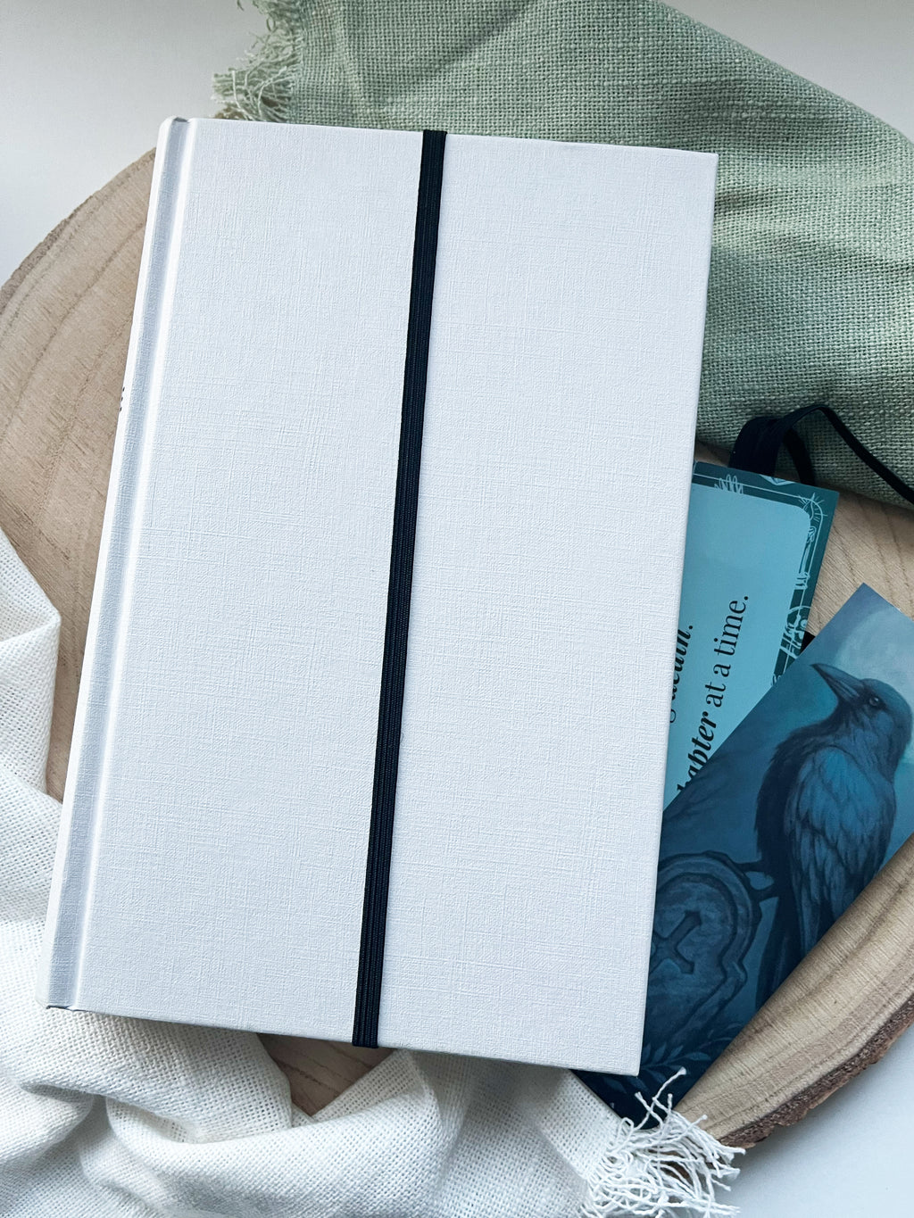 "Dark Whispers" – Gummiband-Lesezeichen