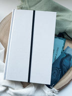 "Dark Whispers" – Gummiband-Lesezeichen