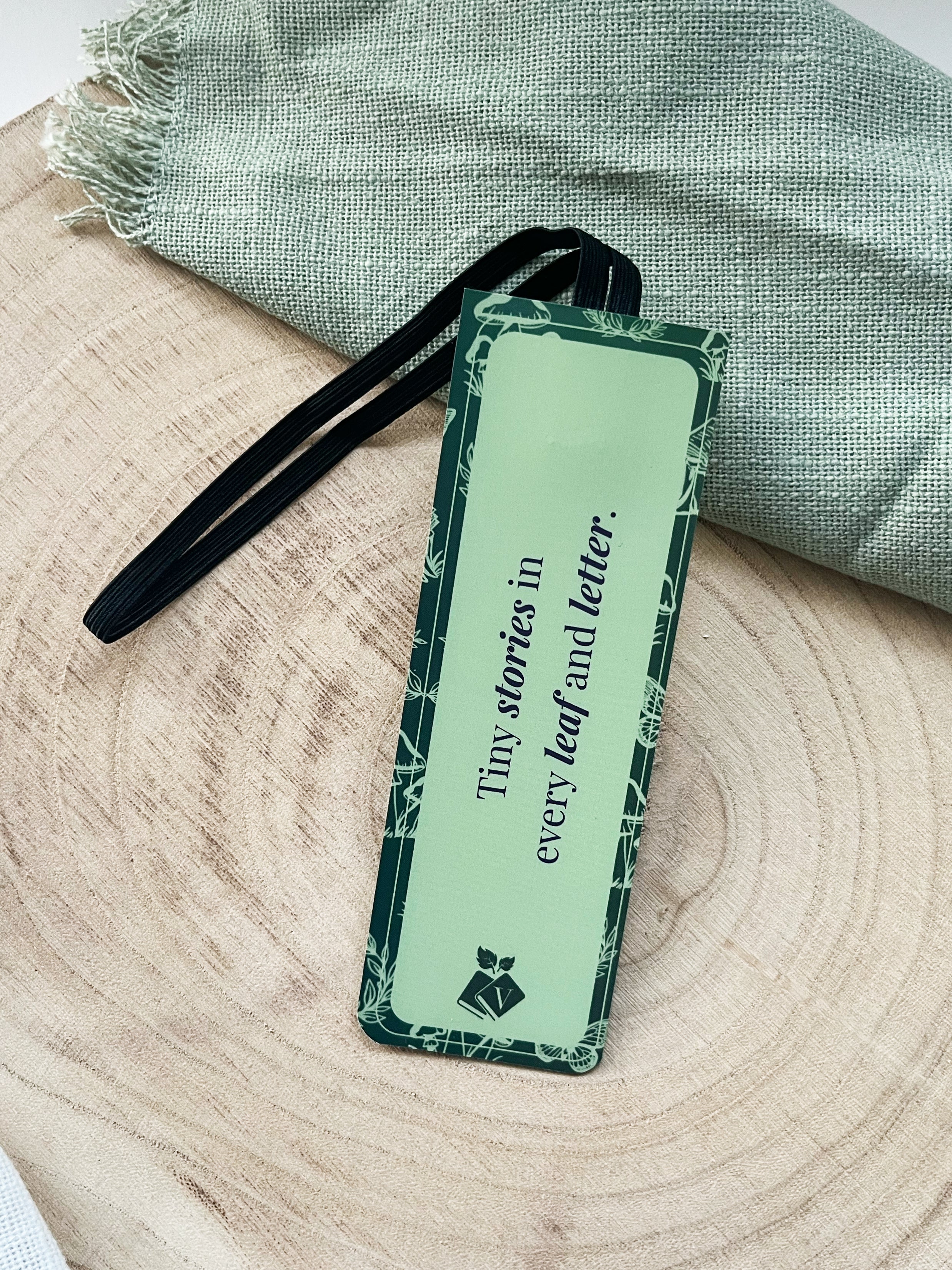 "Romantasy Woods" – Gummiband-Lesezeichen